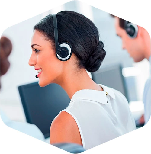 Mulher trabalhando em notebook, usando headset e sorrindo